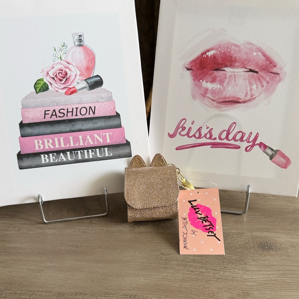 🔖 Betsey Johnson Airpod Case